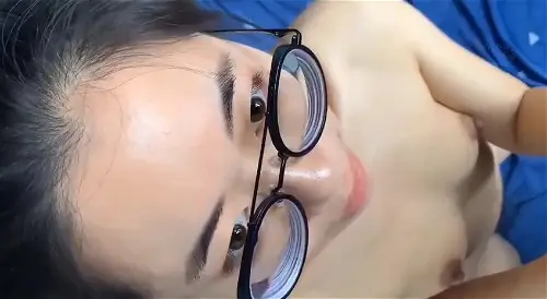 Em gái kính cận nhẹ nhàng bú mút ngậm nuốt hết tinh